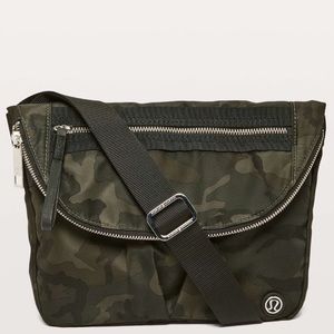 Lululemon camo festival bag